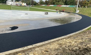 Pierwsza warstwa bieżni już na stadionie